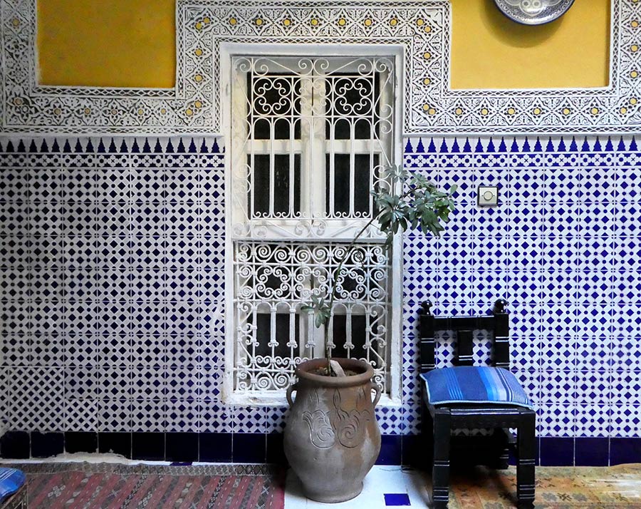 Typisch, dekoratives Mosaik im Innenhof eines Riads