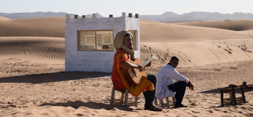 Mitarbeiter von Caravane de Rêve musizieren zur Ausstellung